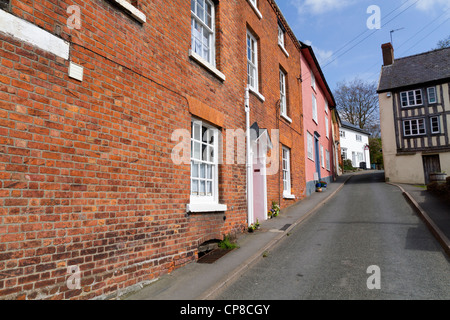 Reihenhäuser und eine schmale Straße in Bischöfe Schloss Shropshire Stockfoto