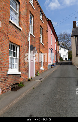 Reihenhäuser und eine schmale Straße in Bischöfe Schloss Shropshire Stockfoto