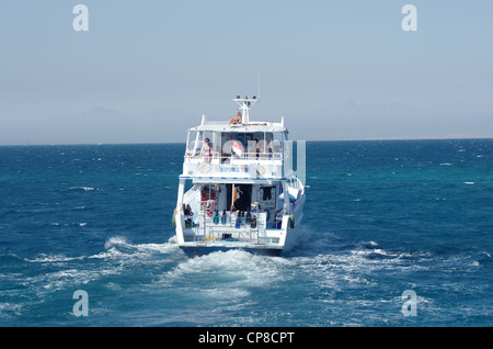 Ein Touristenboot für Ausflüge fährt auf Korallenriff, Hurghada, Rotes Meer, Ägypten Stockfoto