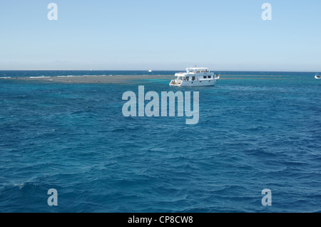 Ein Touristenboot für Ausflüge auf verankert im Korallenriff, Hurghada, Rotes Meer, Ägypten Stockfoto