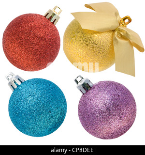 Golden, rot, blau und Magenta Weihnachten Kugeln Kugeln mit einer rauhen Oberfläche. Isoliert auf weiss. Stockfoto
