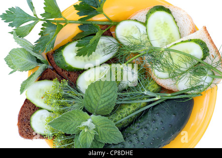 Brötchen mit Gurken und Minze auf Platte Nahaufnahme Stockfoto