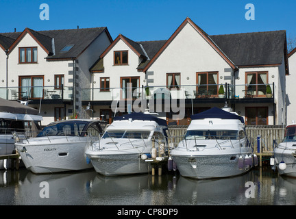 Boote vor Anker in der Windermere Marina, in der Nähe von Bowness, Nationalpark Lake District, Cumbria, England UK Stockfoto