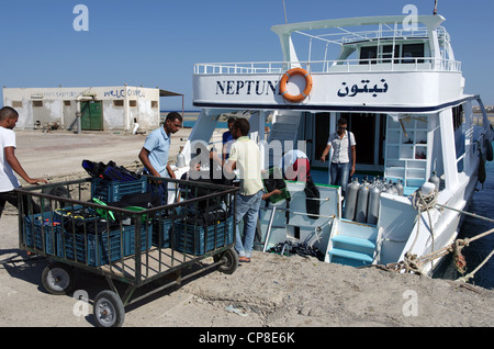 Der Ägypter Service, Vorbereitung der Ausrüstung zum Tauchen, Boot am Liegeplatz bereit, Touristen-Hurghada, Ägypten-Rotes Meer-Afrika zu transportieren Stockfoto