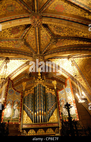 Die hoch dekorierte Gewölbedecke der Chapel of St Mary Undercroft im Palace of Westminster, London, England Stockfoto