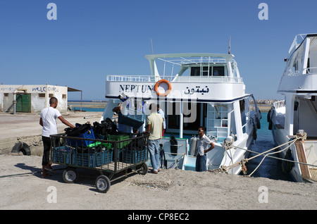 Der Ägypter Service, Vorbereitung der Ausrüstung zum Tauchen, Boot am Liegeplatz bereit, Touristen-Hurghada, Ägypten-Rotes Meer-Afrika zu transportieren Stockfoto