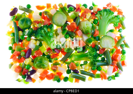 Mischen von Scheiben von rohem Gemüse zum Kochen, isoliert auf weiss Stockfoto