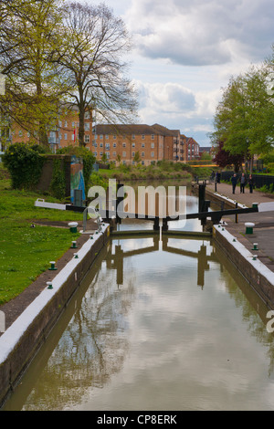 Am Fluss Nene in Northampton UK sperren Stockfoto