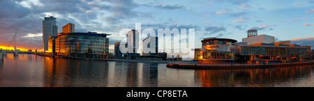 England, Salford, Media City und Lowry Theatre im späten Abendlicht Stockfoto