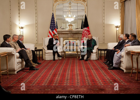 US-Präsident Barack Obama während eines bilateralen Treffens mit afghanischen Präsidenten Hamid Karzai im Präsidentenpalast 1. Mai 2012 in Kabul, Afghanistan beteiligt ist. Stockfoto