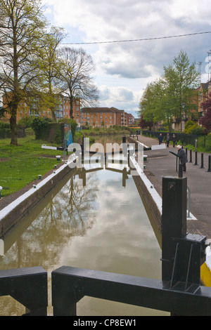 Am Fluss Nene in Northampton UK sperren Stockfoto