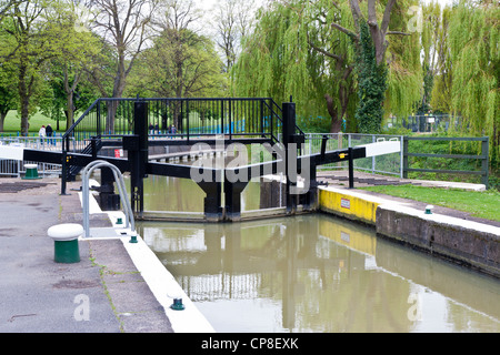 Am Fluss Nene in Northampton UK sperren Stockfoto