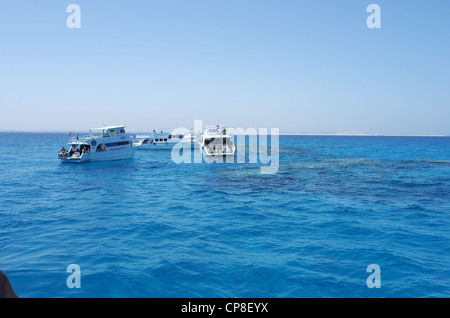 Ein Touristenboot für Ausflüge auf verankert im Korallenriff, Hurghada, Rotes Meer, Ägypten Stockfoto