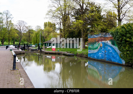 Am Fluss Nene in Northampton UK sperren Stockfoto