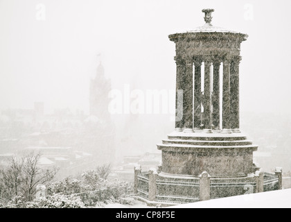 Edinburgh vom Carlton Hill in einem Schneesturm Stockfoto