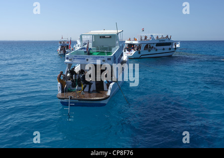 Ein Tauchgang touristischen Boote für Ausflüge auf verankert im Korallenriff, Hurghada, Rotes Meer, Ägypten Stockfoto