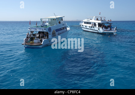 Ein Touristenboot für Ausflüge auf verankert im Korallenriff, Hurghada, Rotes Meer, Ägypten Stockfoto