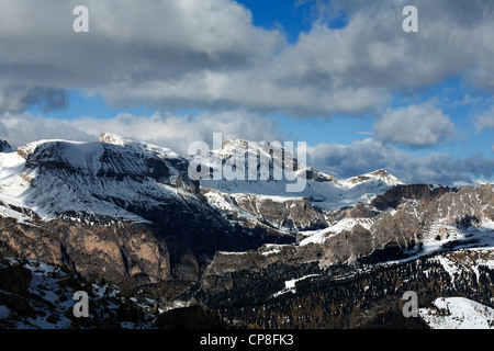 Dramatische Klippen steht Mont De Stevia und Muntejela über Selva Val Gardena Winter Dolomiten winter Stockfoto