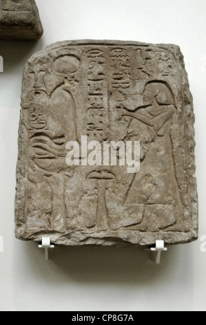 Sandstein-Stele Darstellung Setau, Vizekönig von Ramses II, eine Darbringung der Schlange-Göttin Renenutet. 1279-1213 V. CHR.. Stockfoto