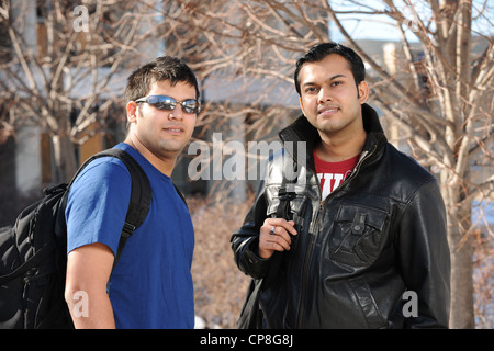 Jungen osteuropäischen Studenten am College Campus an einem sonnigen Tag Stockfoto