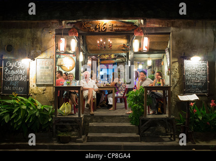 Abends Blick auf touristischen Restaurant und Bar im UNESCO-Erbe Stadt Hoian in Vietnam Stockfoto