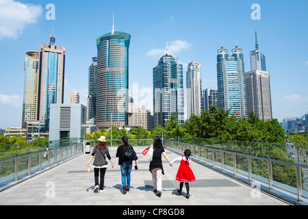 Menschen zu Fuß auf obenliegenden Gehweg mit Skyline von Wolkenkratzern in Lujiazui Bezirk Pudong in Shanghai China Stockfoto