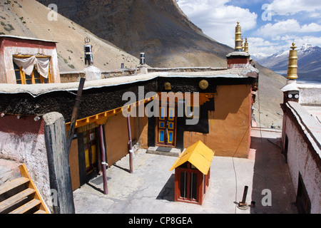 Ein kleiner Schrein auf dem Dach eines alten tibetischen Ki Klosters, Spiti Tal, Himachal Pradesh, Indien Stockfoto