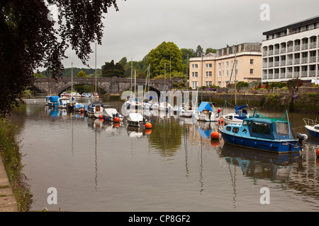 Boote vertäut am Fluss Dart in Totnes, Devon, UK, Stockfoto