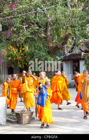 Luang Prabang (Laos) Ausfahrt der Novizen aus ihrer buddhistischen Schule. Sortie de Classe pour Des Moines Novizen (Laos). Stockfoto