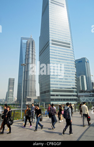 Belebten Fußgängerzone umgeben von Wolkenkratzern im Finanzviertel Lujiazui in Pudong in Shanghai China Stockfoto