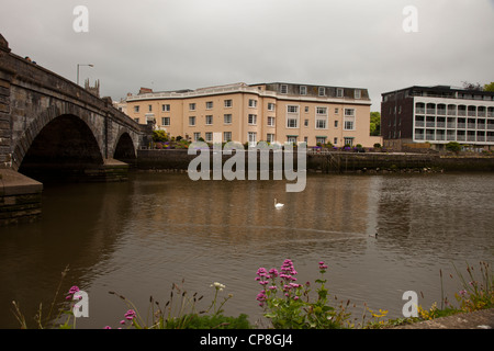 Boote vertäut am Fluss Dart in Totnes, Devon, UK, Stockfoto