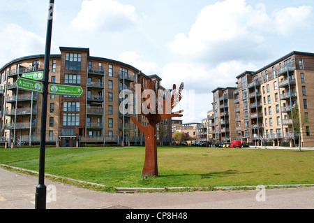 Baum-Skulptur und Neubaugebiet in der Nähe Fluss Lee, Leyton, London, Großbritannien Stockfoto