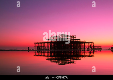 Brighton Pier West bei Sonnenuntergang, UK Stockfoto