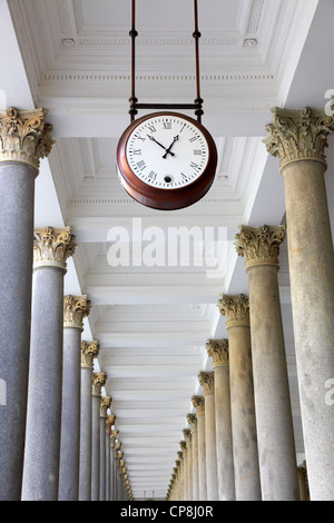Runde Uhr in eine Kolonnade, Karlovy Vary Stockfoto