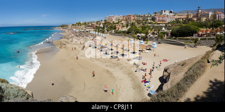 Einen sonnigen Panoramablick auf Touristen, Duque Strand und Hotels in Playa de Fañabe, Adeje, Teneriffa Stockfoto