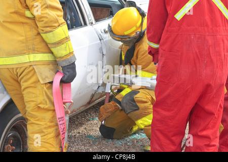 Freiwillige Feuerwehr/Rettungsdienst-Mitglieder Ausbildung im Kfz Bergung. Stockfoto