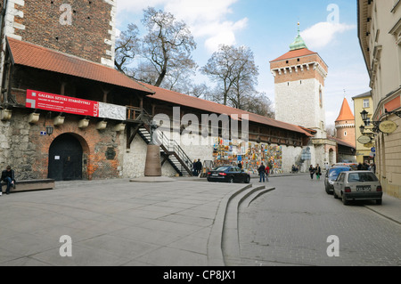 Teil der Stadtmauer mit Florianstor und Gemälde zum Verkauf, Krakau, Polen. Stockfoto