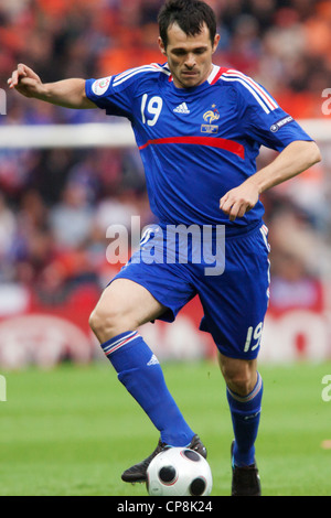 Willy Sagnol Frankreichs auf den ball, während eine Gruppe C der UEFA Euro 2008 match gegen Holland im Stade de Suisse. Stockfoto