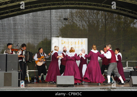 Flint, Flintshire, North Wales, UK. Danswyr Delyn Tänzerinnen in traditionellen Kostümen auf der Bühne tanzen Stockfoto