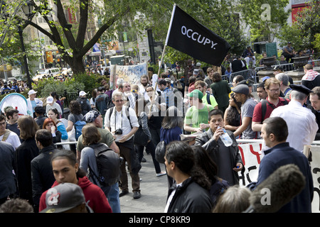 2012: Maifeiertag Aktionen & Veranstaltungen in den Straßen & Parks von New York City. Besetzen & andere Aktivistengruppen waren in großer Zahl. Stockfoto