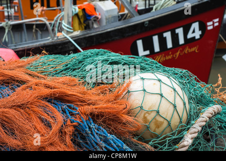 Close Up of Fishing Nets Boje & Seile mit einem Angeln Boot im Hintergrund, Whitstable Hafen, Kent, UK Stockfoto