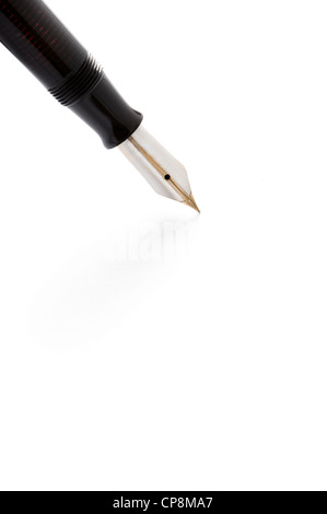 ein Vintage Füllfederhalter mit der Spitze berühren, White Paper und Textfreiraum Stockfoto