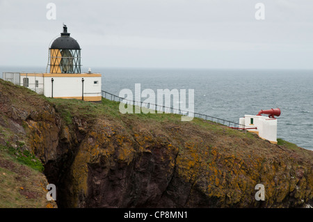 Der Leuchtturm und Nebelhorn auf der Klippe am St. Abbs Head, Berwickshire, Schottland. Juni. Stockfoto