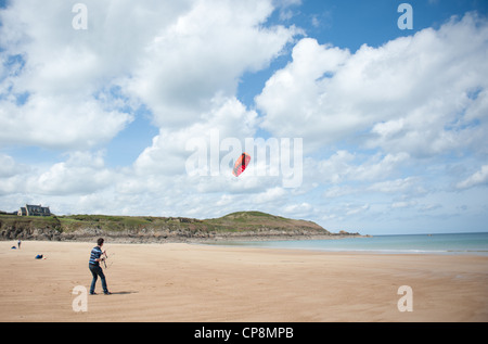 Ein Männer Drachen auf den Strand Plage de Longchamp bei St-Lunaire, einem Badeort in der Nähe von Saint-Briac an der Nord Küste der Bretagne Stockfoto