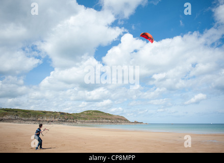 Ein Männer Drachen auf den Strand Plage de Longchamp bei St-Lunaire, einem Badeort in der Nähe von Saint-Briac an der Nord Küste der Bretagne Stockfoto