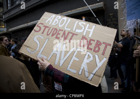 Studenten, Absolventen und Aktivisten Kundgebung am Union Square in New York gegen Banken nutzen Studenten mit Darlehen für Bildung. Stockfoto