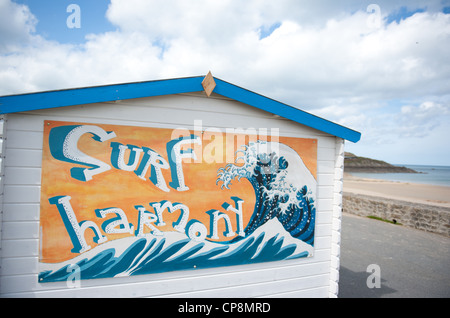 Surf-Hütte auf den Plage de Longchamp bei Saint-Lunaire auf der nördlichen Küste der Bretagne in der Nähe von Saint-Malo Stockfoto