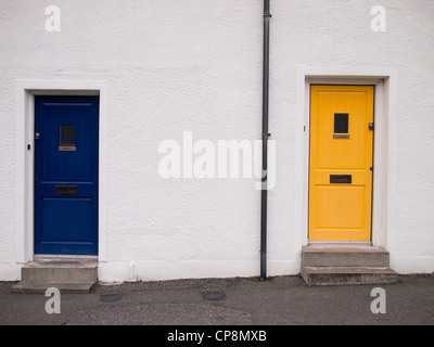 Blaue und gelbe Türen, Tarbert, Harris Stockfoto