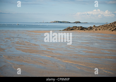 Die Grand' Plage der Badeort Saint-Lunaire an der Nord Küste der Bretagne bei Ebbe in der Morgendämmerung Stockfoto