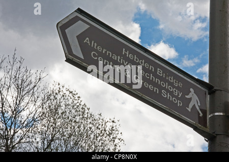 Braune touristische Wegweiser zeigt Weg zu Alternative Technology Centre, Hebden Bridge Stockfoto